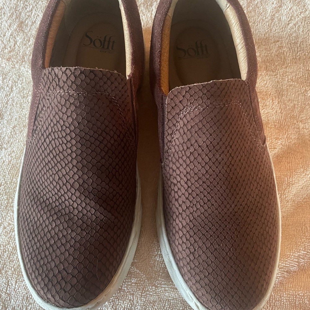 Soft snake skin Watney Slip-ons brown in color Sz 8 textured casual loafer.